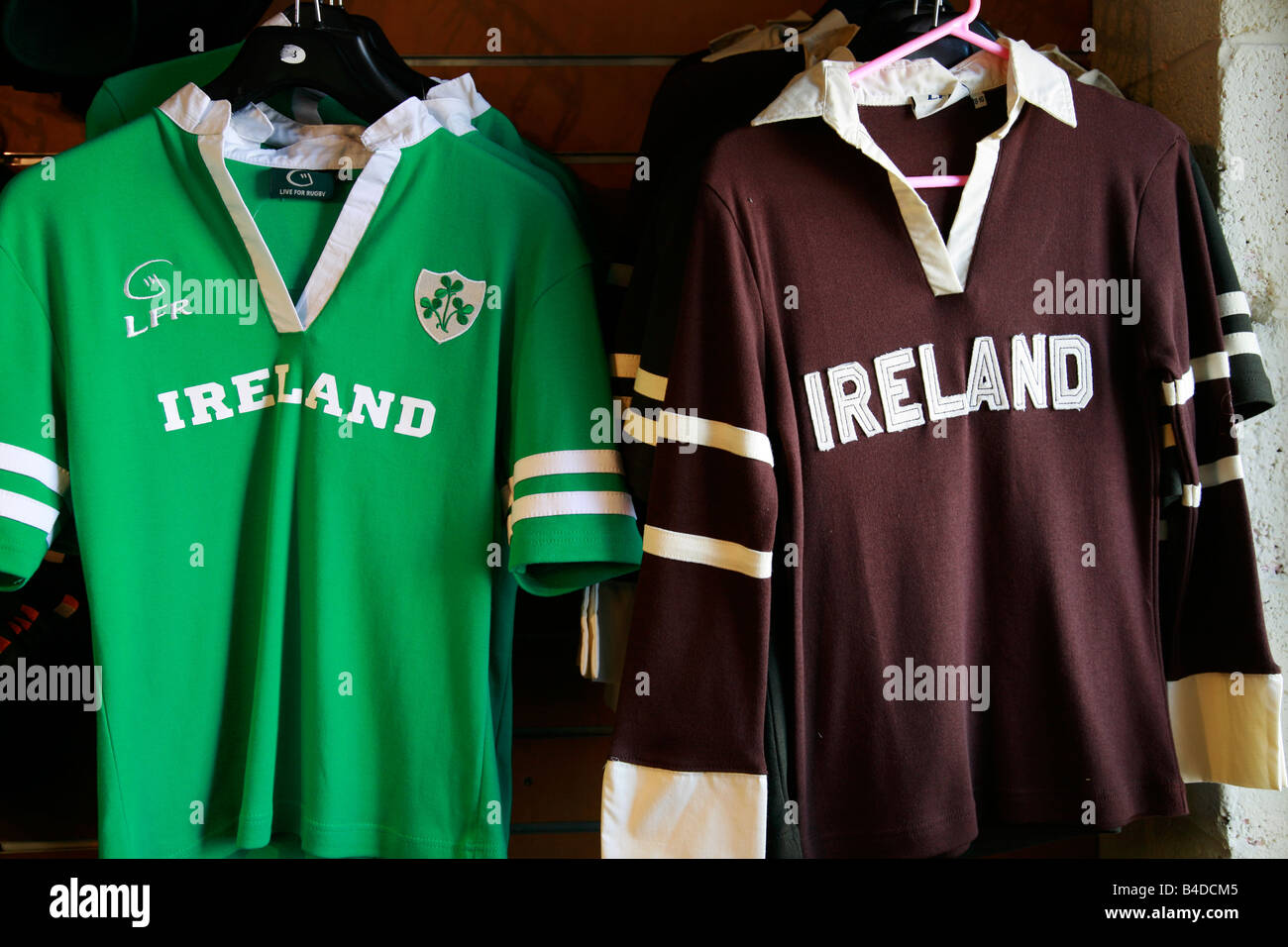 grüne und braune Trikot mit dem Aufdruck Irland Stockfoto