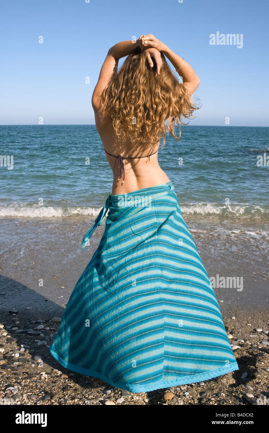 Junge Frau stand Blick auf das Meer Stockfoto
