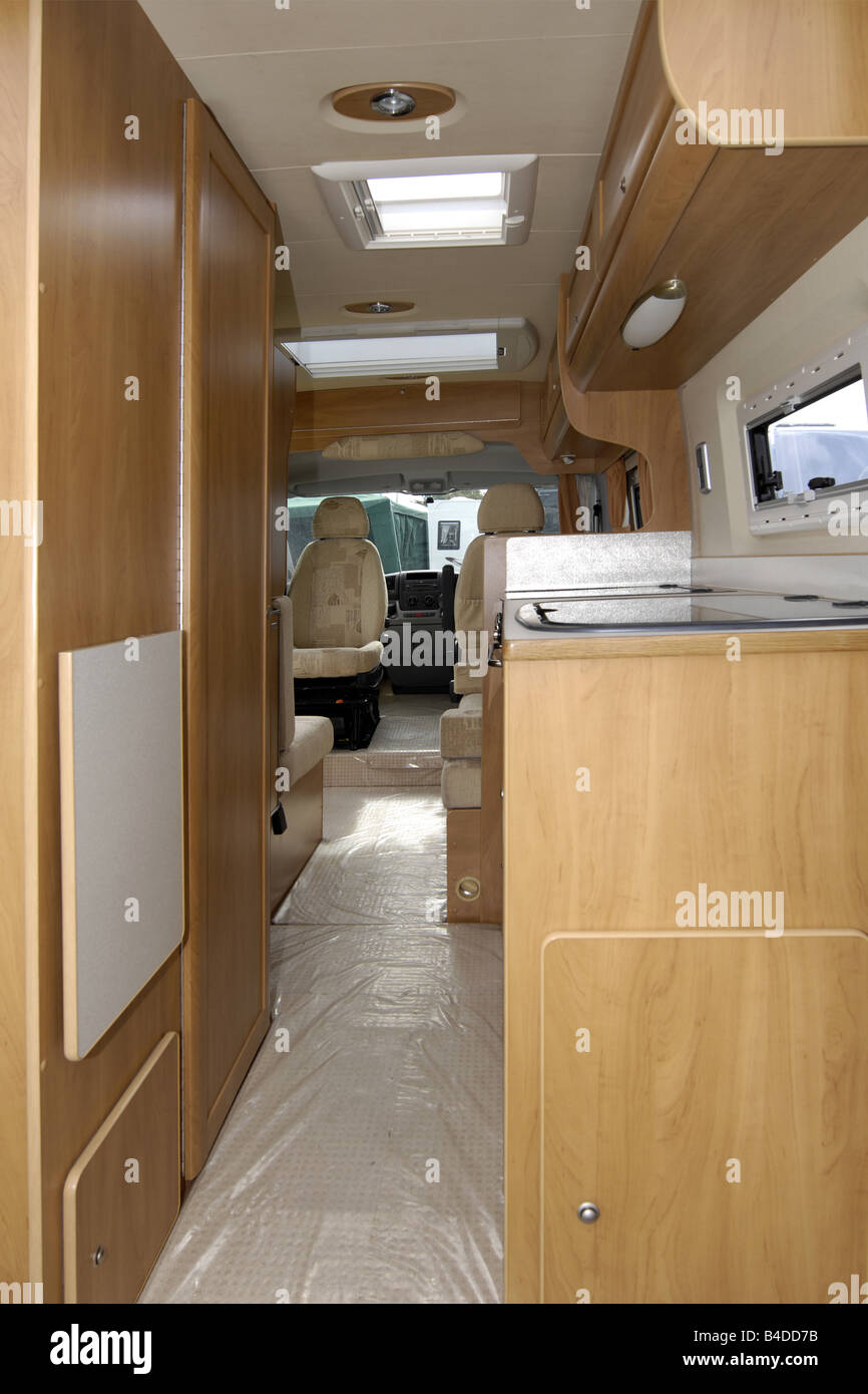 Innenraum eines Slimline Wohnmobil van auf einer Verkaufsmesse in England Stockfoto
