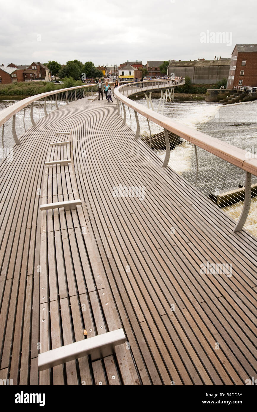 UK Yorkshire Castleford Grand Designs große Stadt Plan Menschen auf neue Fußgängerbrücke über den Fluss Aire Stockfoto