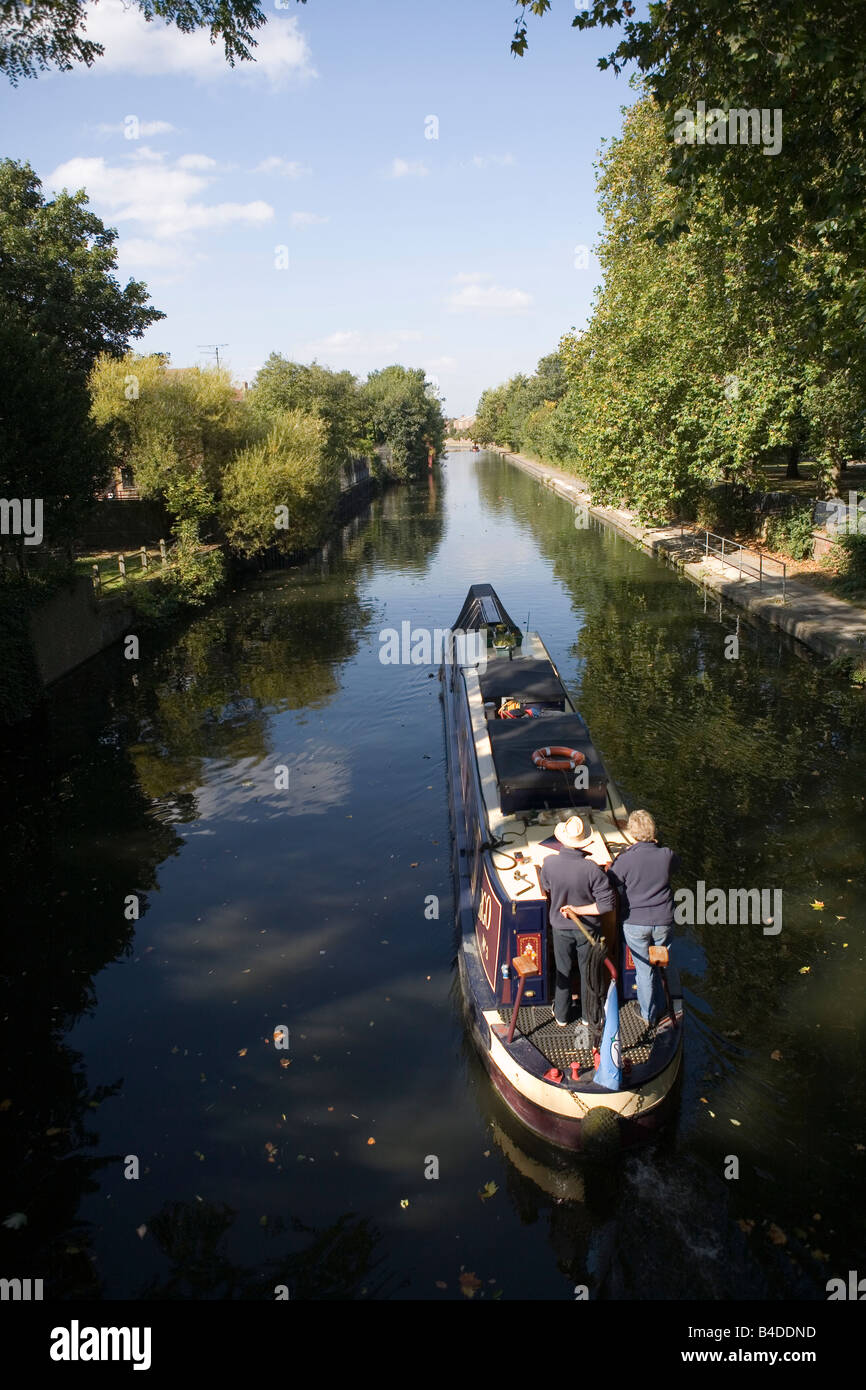 Lastkahn auf Regents Canal, East London Stockfoto