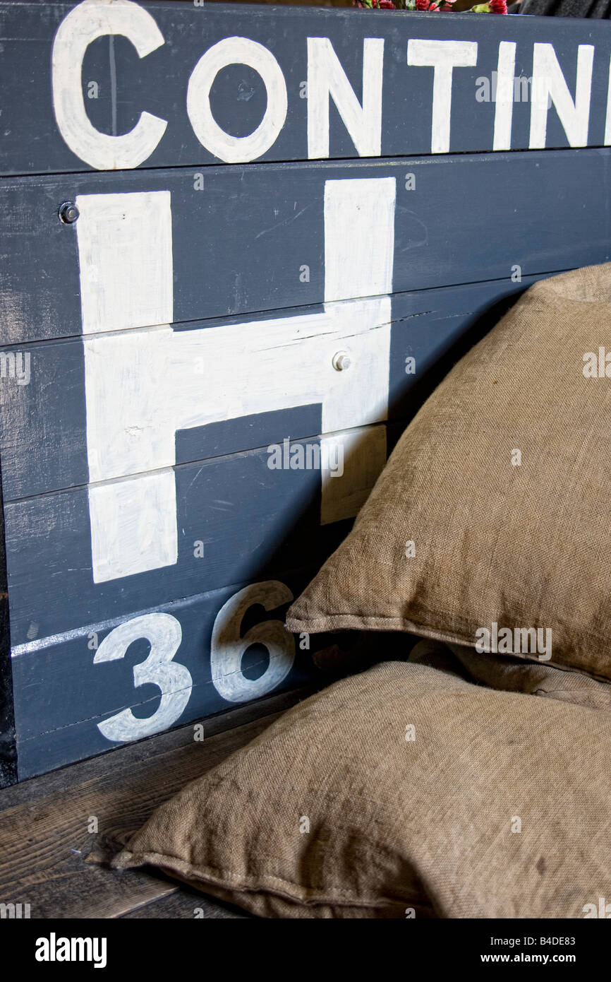 Säcke gestapelt vor der Holzkiste Stockfoto