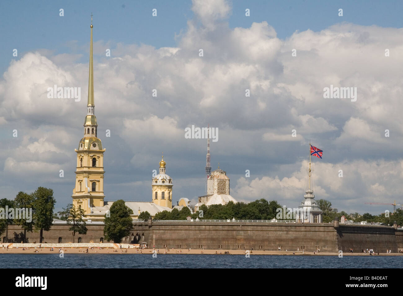 Die Kathedrale von St. Peter und Paul, umgeben von der Festung von den gleichen Namen und der Newa. Stockfoto