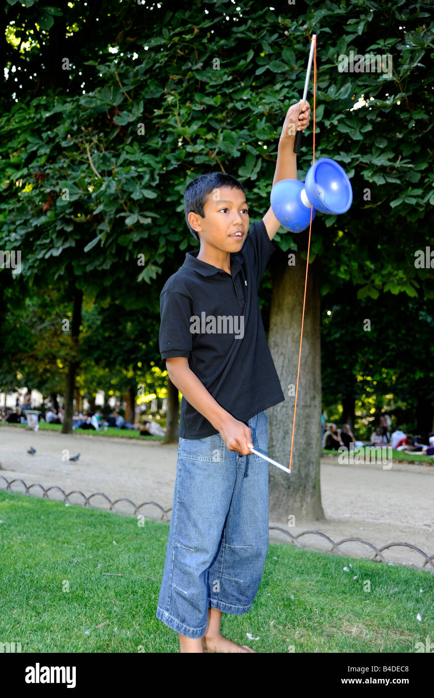 junge Jonglieren mit dem Diabolo in Luxemburg Garten Paris Frankreich Stockfoto