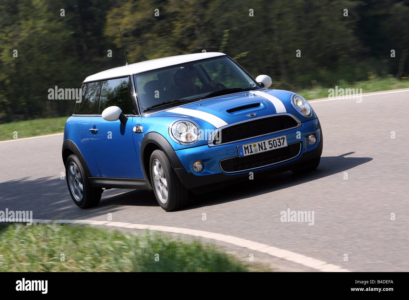 Mini Cooper S Baujahr 06 Blau Bewegt Schrag Von Vorne Vorderansicht Landstrasse Stockfotografie Alamy