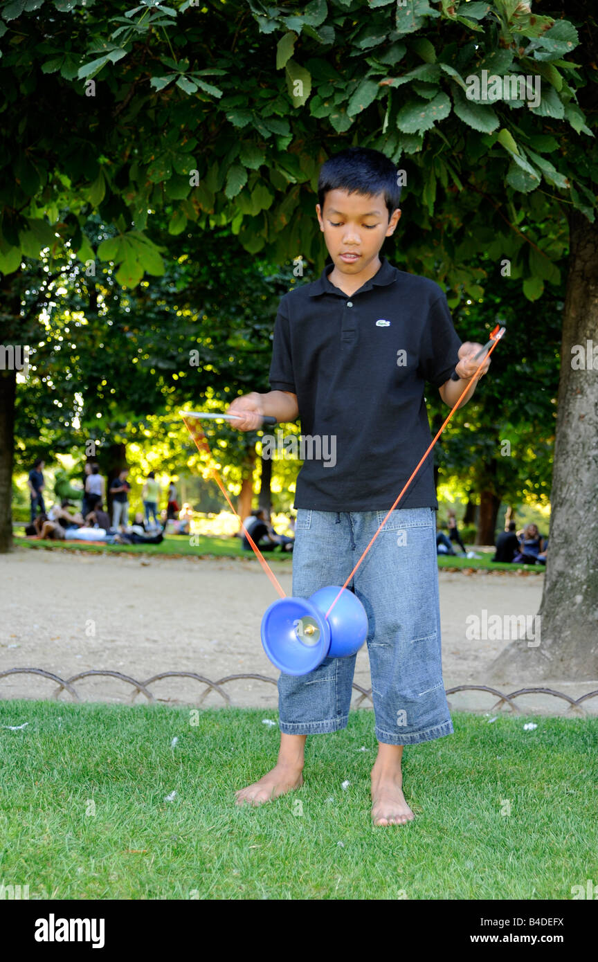 junge Jonglieren mit dem Diabolo in Luxemburg Garten Paris Frankreich Stockfoto