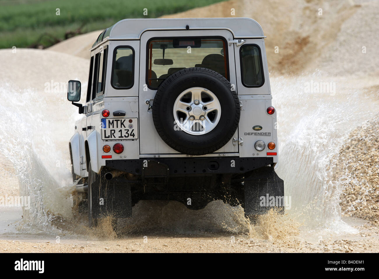 Land Rover Defender 110 TD4 Station SE, Modelljahr 2007-, Silber, fahren, diagonal von hinten, Rückfahrkamera, Offroad, Wasser Stockfoto