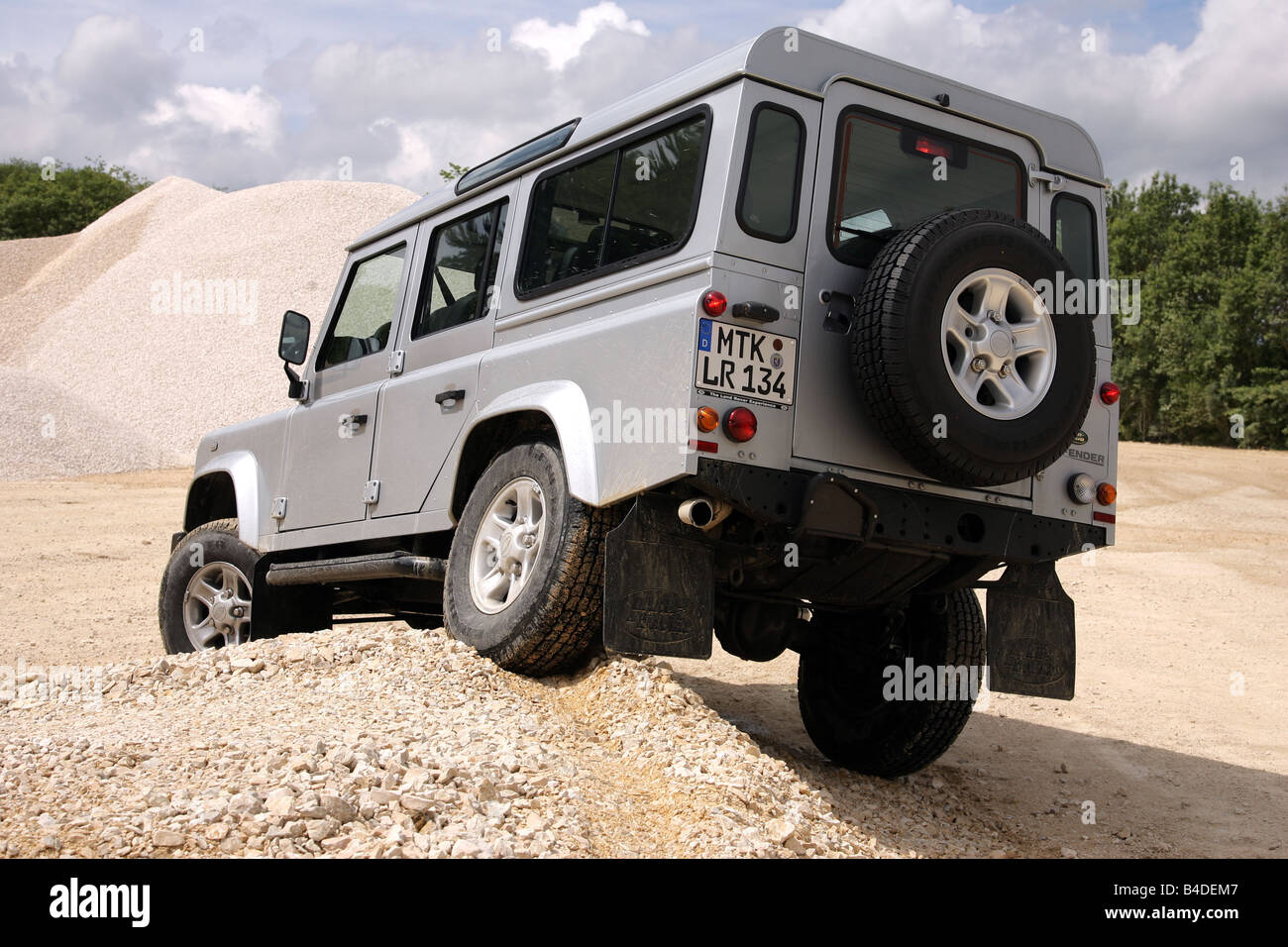 Land Rover Defender 110 TD4 Station SE, Modell Jahr 2007-, Silber, stehend, Aufrechterhaltung, Diagonal von hinten, Rückfahrkamera, offroa Stockfoto