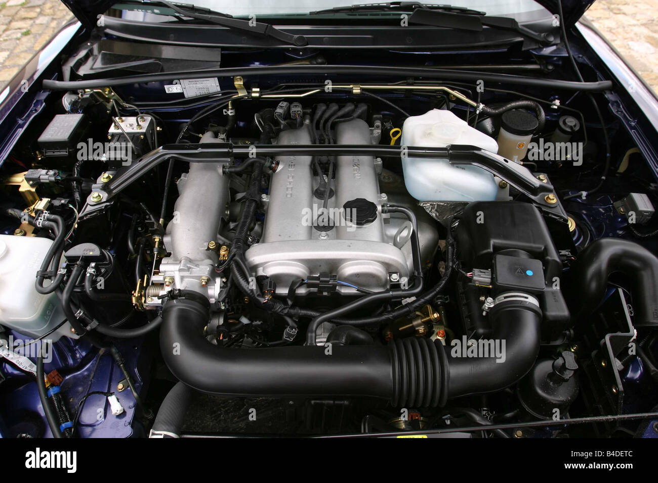Motorraum des Mazda MX-5 Stockfotografie - Alamy