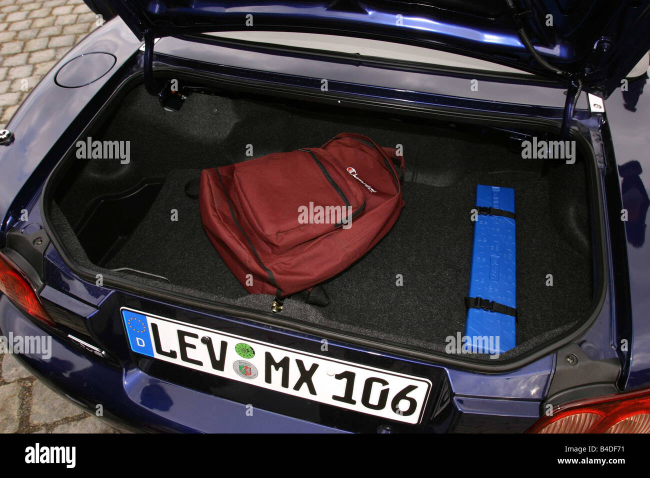 Auto, Mazda MX-5, Cabrio, Baujahr 2001-dunkel blau-Metallic, Blick ins  Boot, Technik/Zubehör, Zubehör Stockfotografie - Alamy