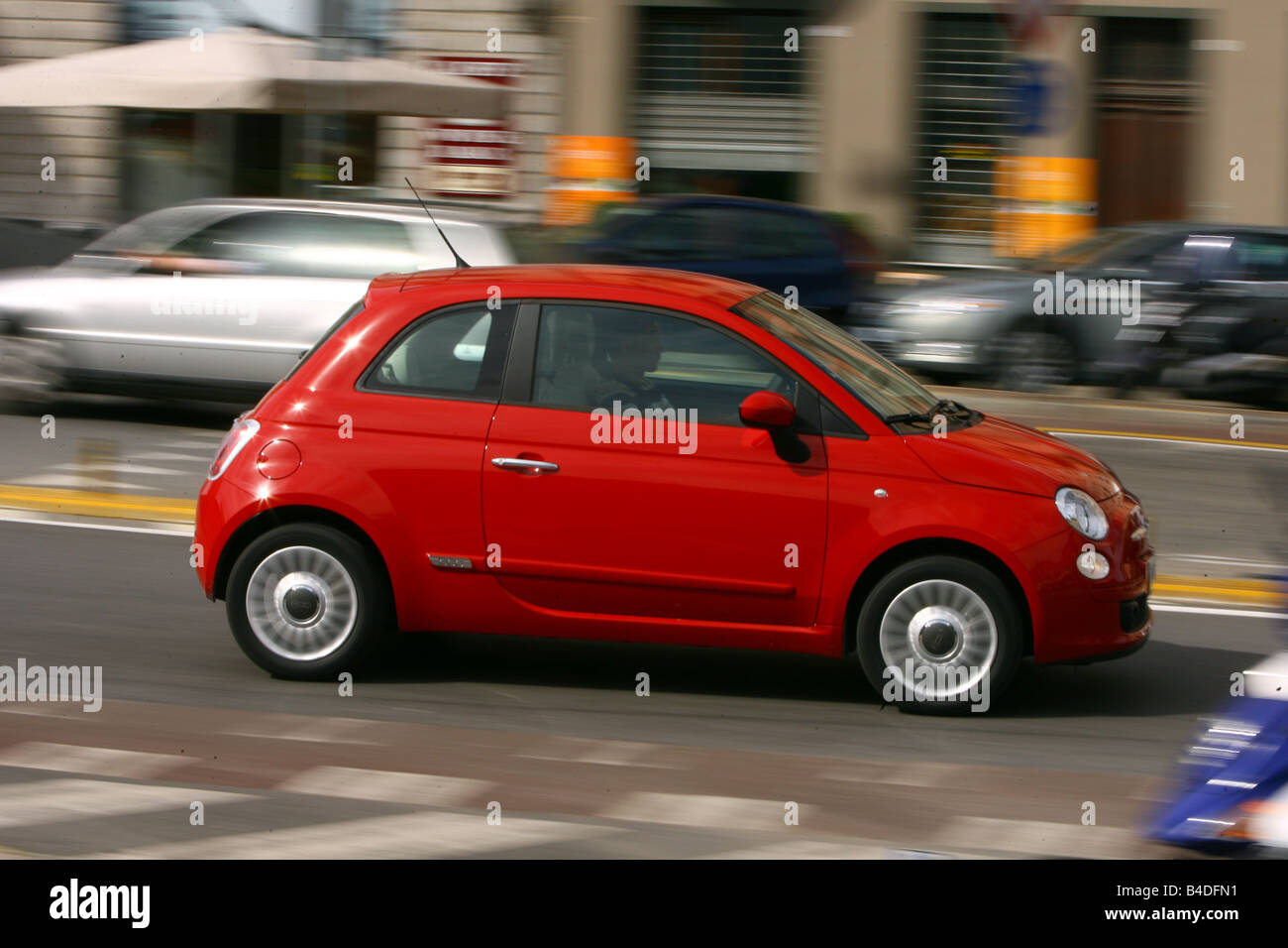Fiat 500, Modell Jahr 2007-rot, fahren, Seitenansicht, Stadt Stockfoto