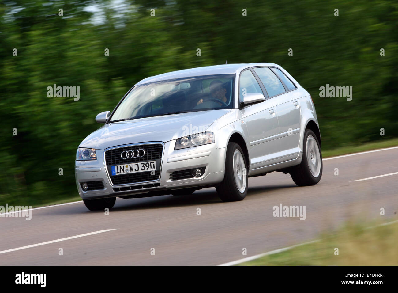 Audi A3 Sportback 2.0 TDI Ambition, Modell Jahr 2007-Silber, fahren, schräg von vorne, Vorderansicht, Landstraße Stockfoto