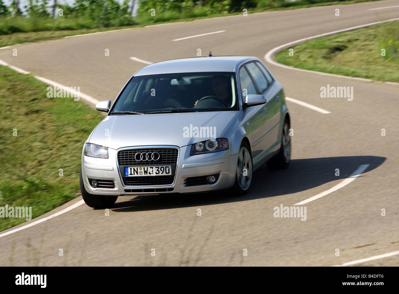 Audi A3 Sportback 2.0 TDI Ambition, Modell Jahr 2007-Silber, fahren, schräg von vorne, Vorderansicht, Landstraße Stockfoto