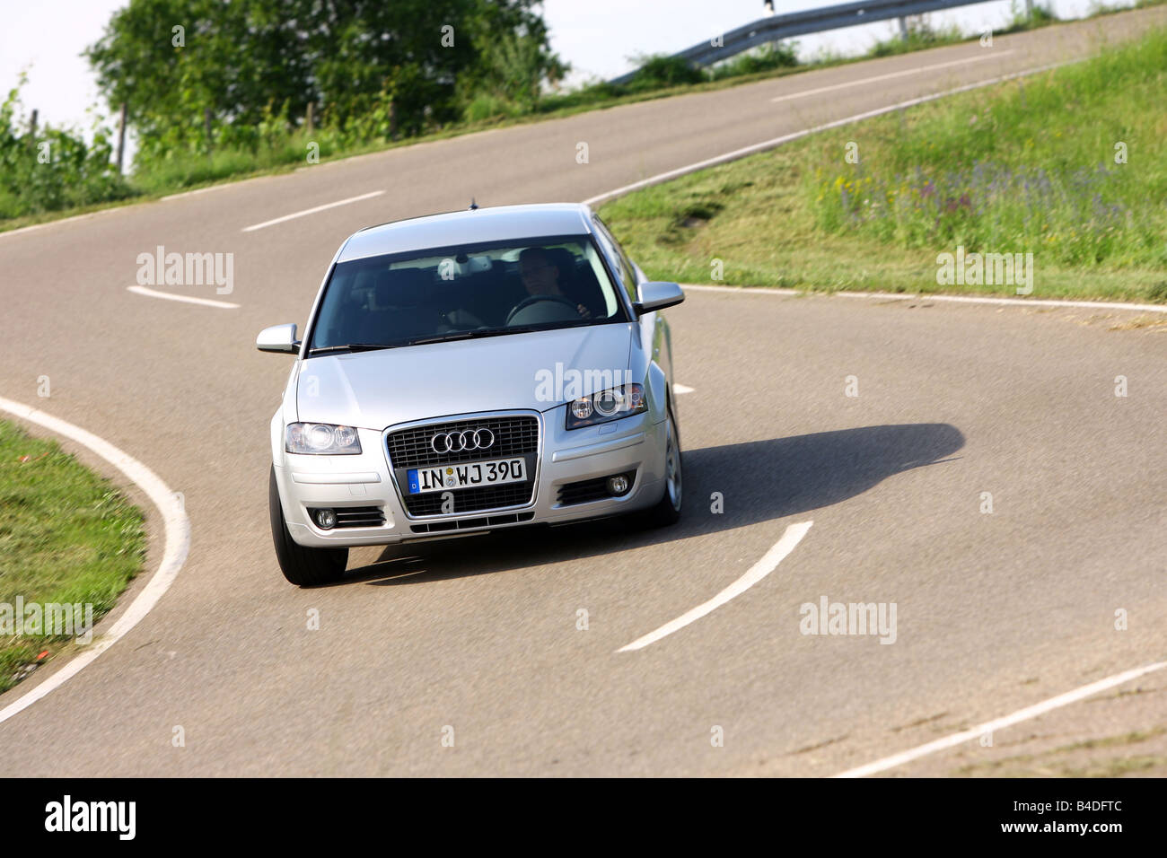 Audi A3 Sportback 2.0 TDI Ambition, Modell Jahr 2007-Silber, fahren, schräg von vorne, Vorderansicht, Landstraße Stockfoto