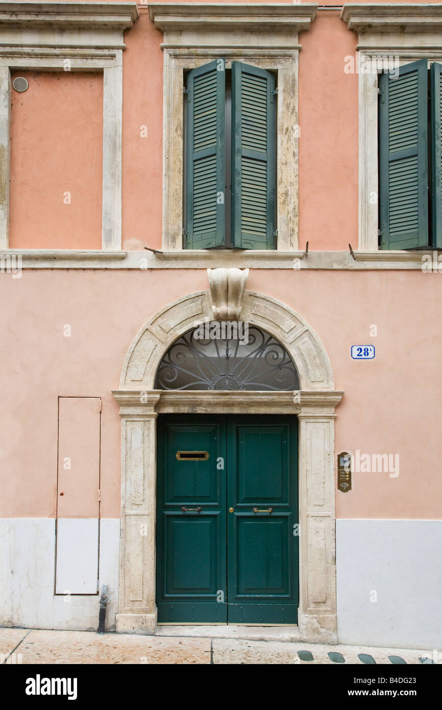 Kunstvolle klassische Tür mit Fenster und Fensterläden Verona Italien Stockfoto