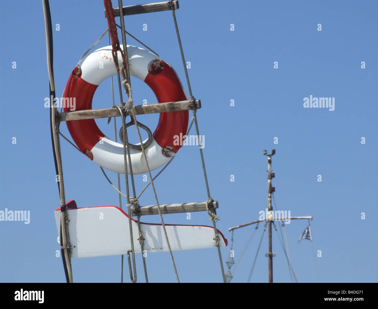 lebensrettende Gummiring auf dem Schiff und blauer Himmel Stockfoto