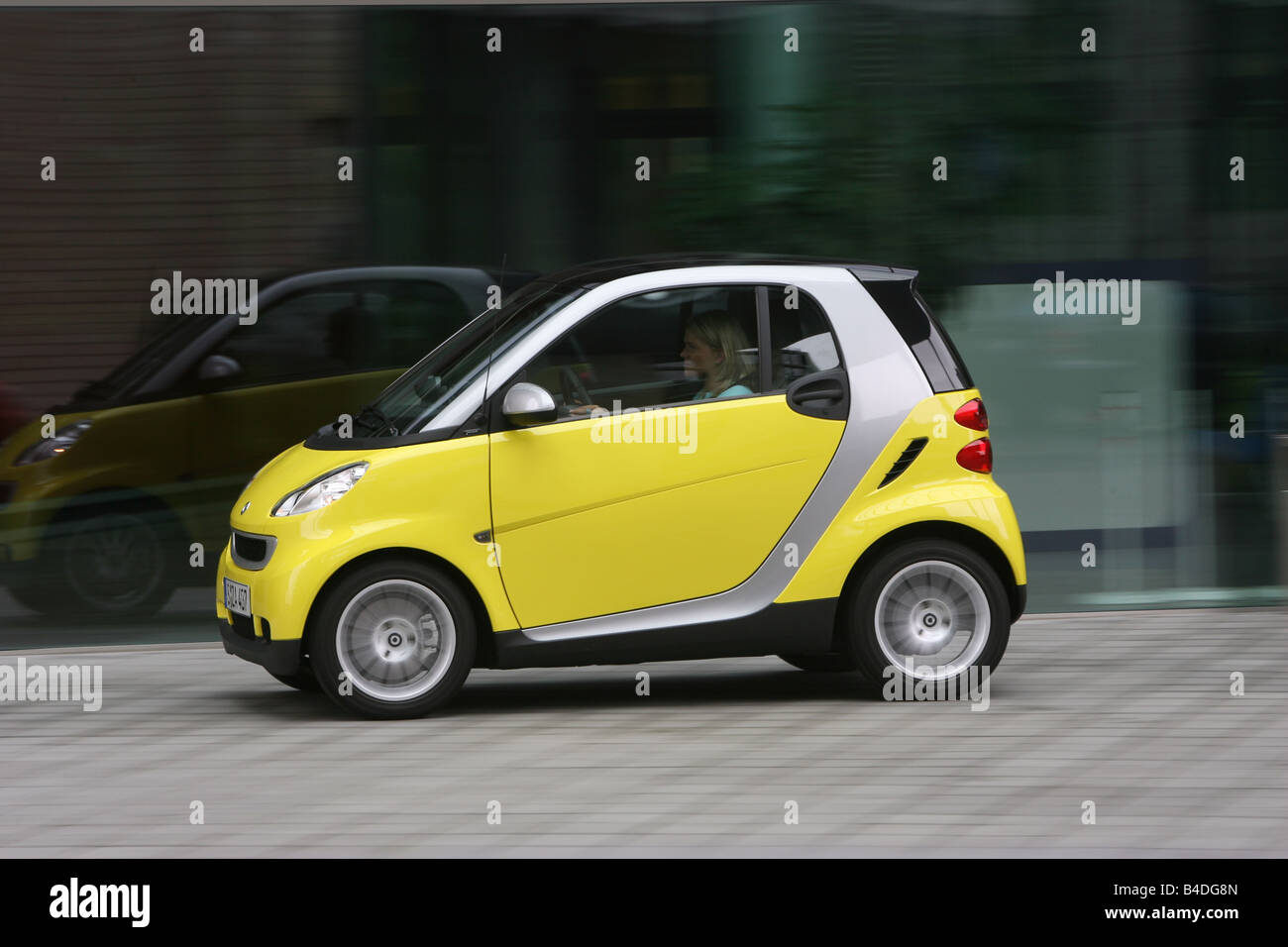 Smart fortwo gelb -Fotos und -Bildmaterial in hoher Auflösung – Alamy