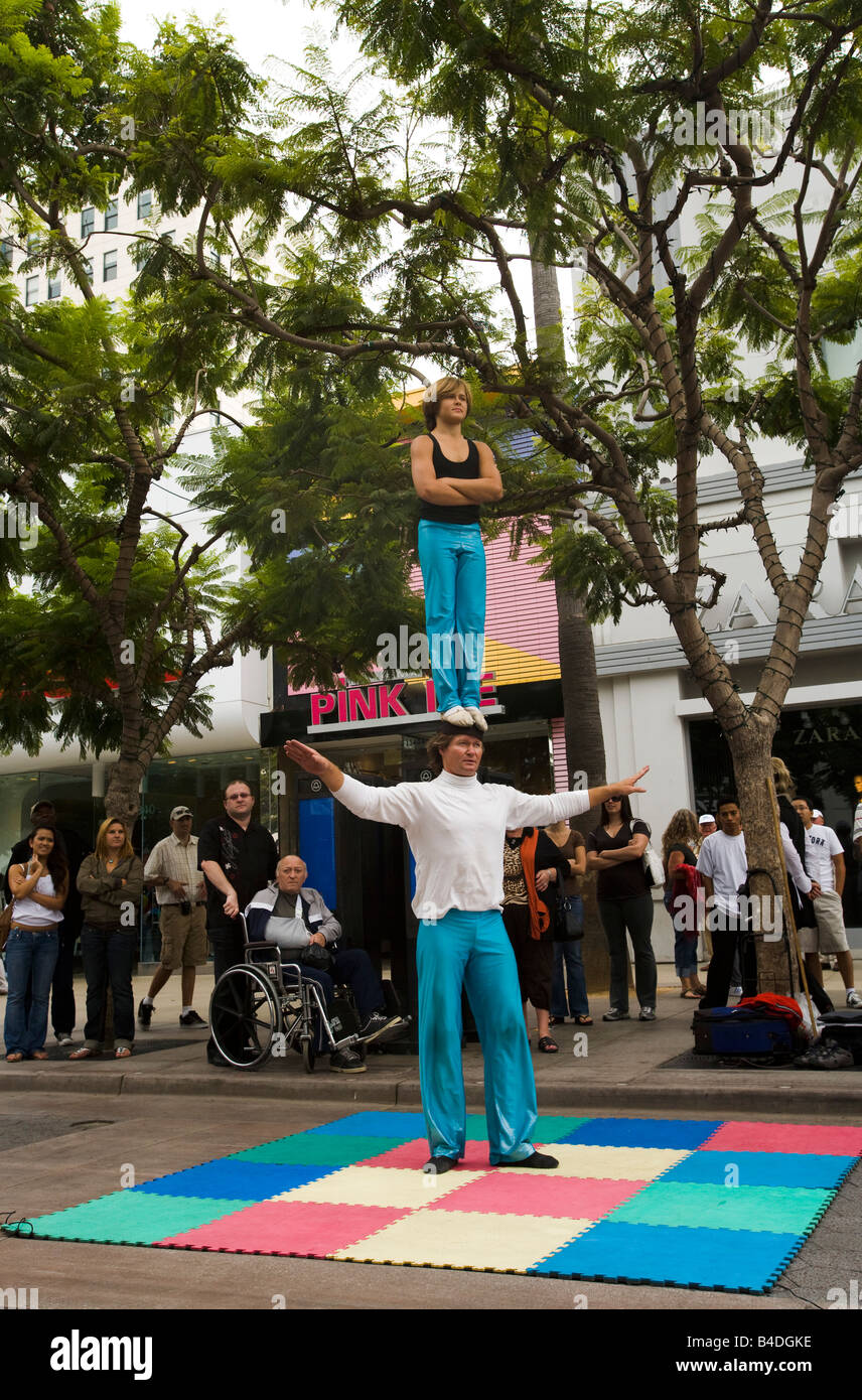 starken Mann und Turnerin Street Performer auf der 3rd Street Promenade Los Angeles County California Vereinigte Staaten von Amerika Stockfoto