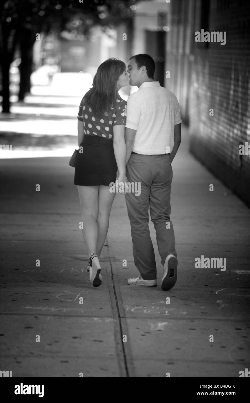 Junges Paar in Liebe zu stehlen einen Kuss, während sie entlang schlendern ein Avenue in New York. Oder ist es Paris? Rom? Alle sehr schön diese Zeit des Jahres. Stockfoto
