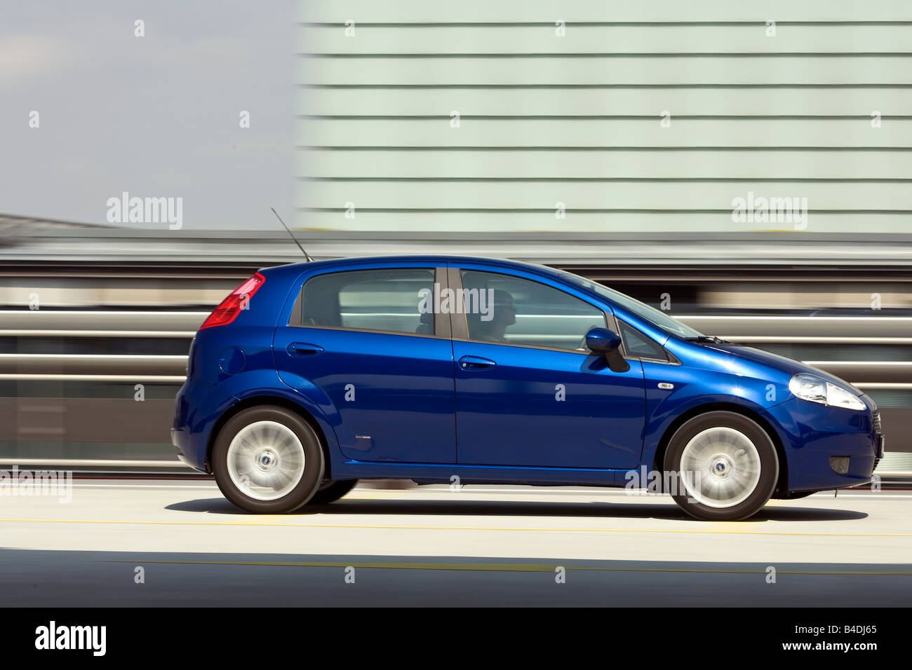 Fiat Grande Punto T - Jet, Modelljahr 2007, blau bewegt, seitliche Ansicht, Stadt Stockfoto