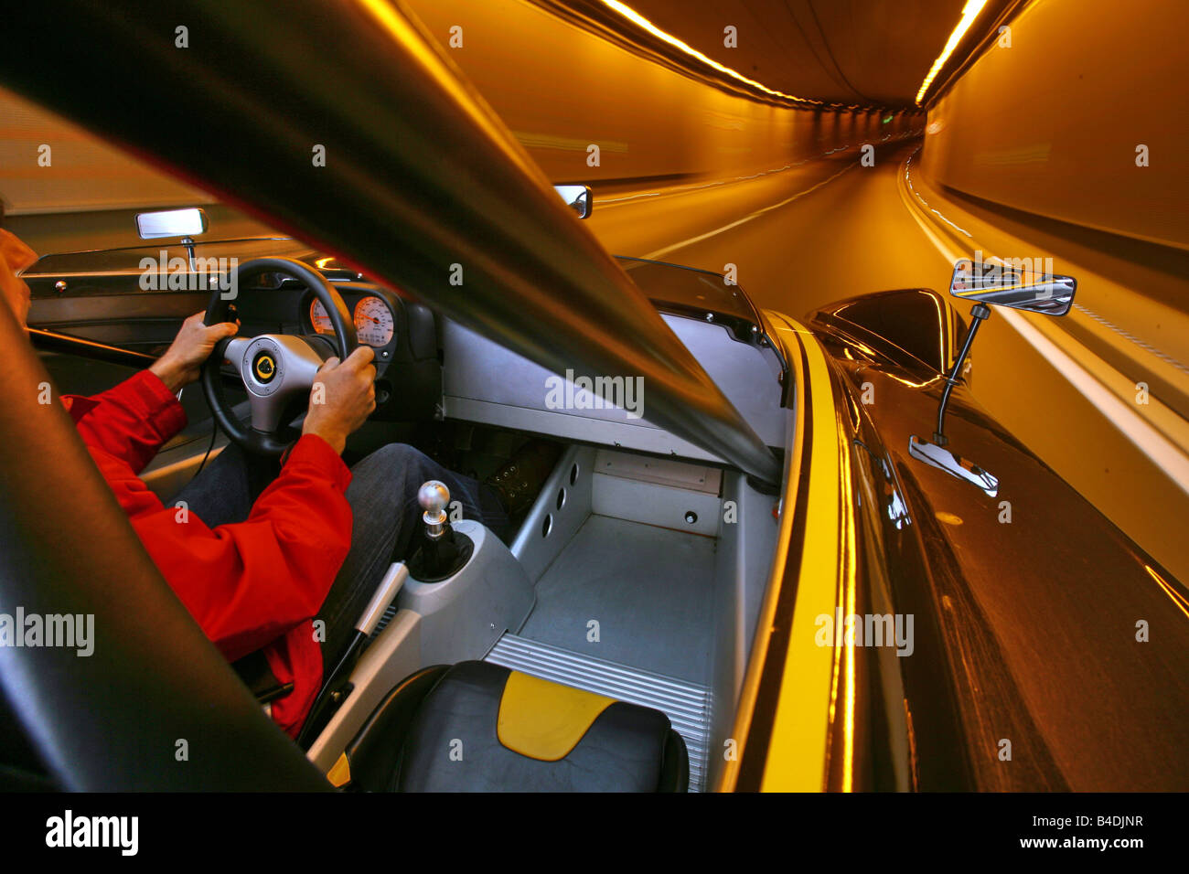 Lotus 2-Eleven, Bj. 2007-, schwarz-gelb, fahren, bewegen, Schuss, Tunnel, Verwischt, aus Sicht des Fahrers geschwenkt. Stockfoto