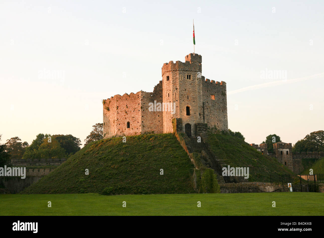 Abendrot leuchtet Cardiff Burgruine eine walisische beliebtes Wahrzeichen Sightseeing Ferienziel South Wales UK Stockfoto