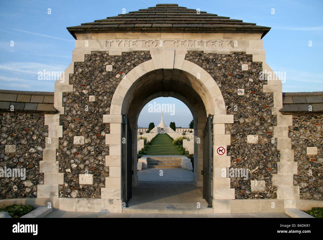 Der Haupteingang zum Commonwealth Tyne Cot Friedhof in Zonnebeke, Belgien. Stockfoto