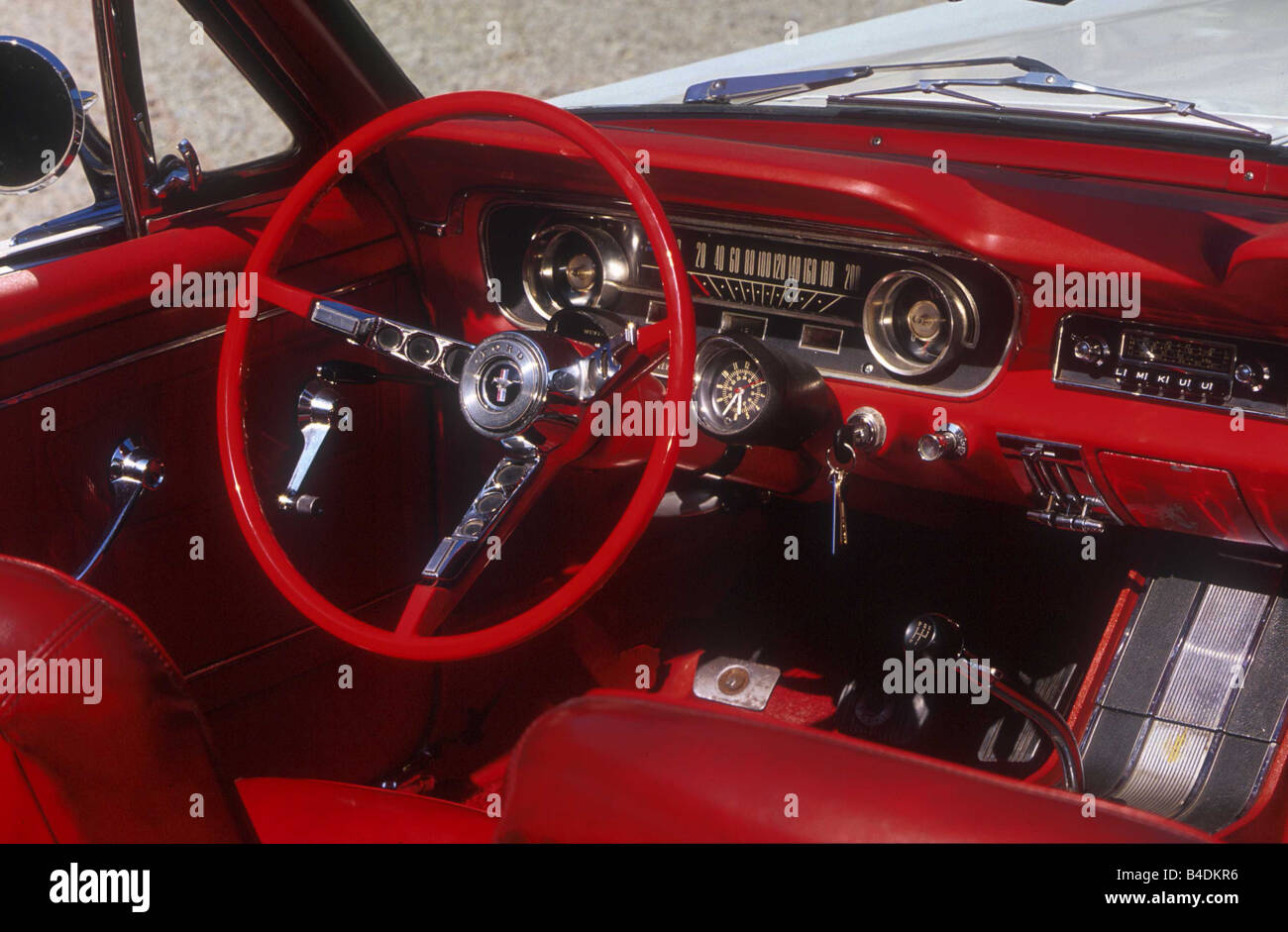 Auto Ford Mustang Cabrio Baujahr 1965 Weiss Jahrgang Ca