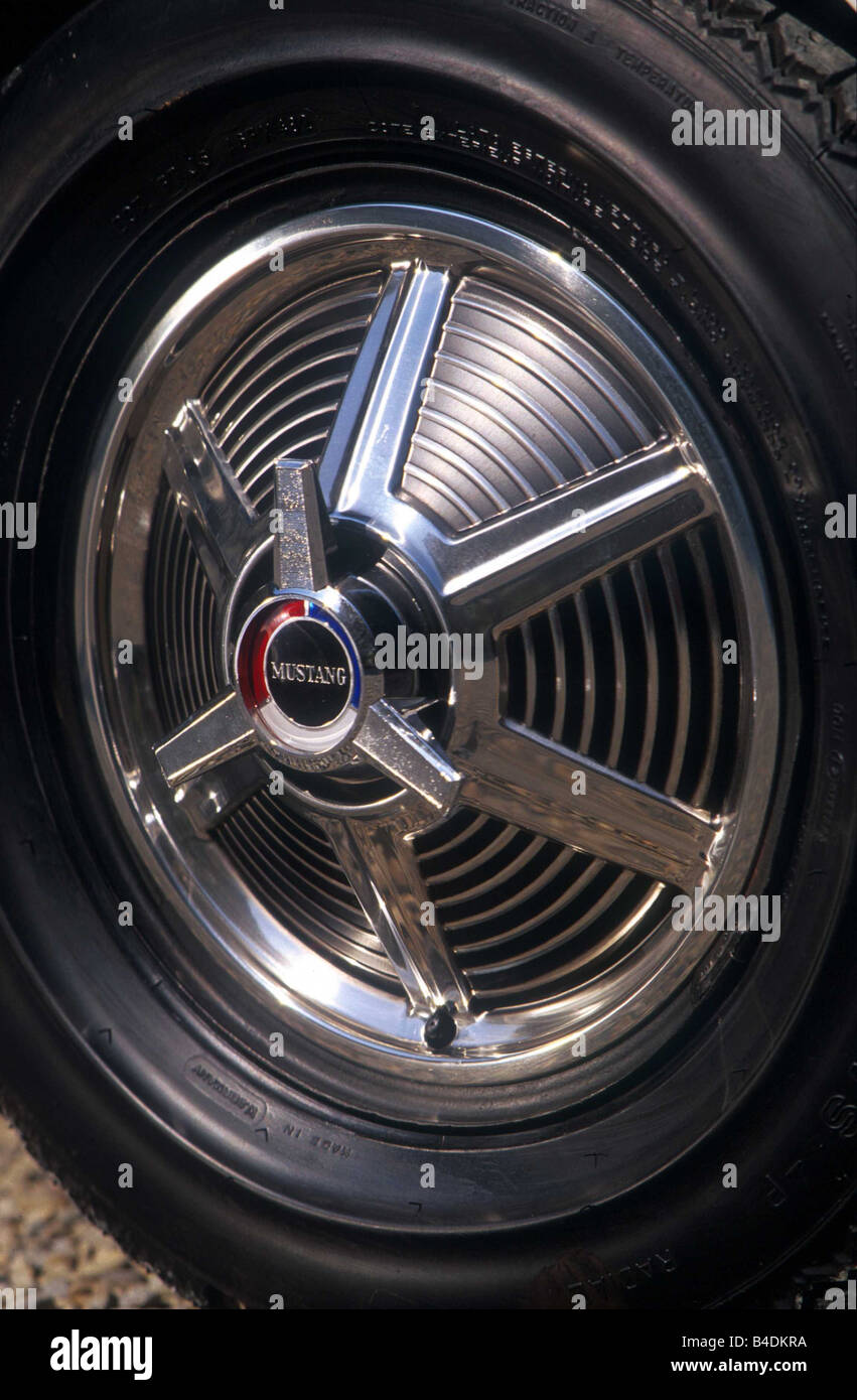 Auto, Ford Mustang, Cabrio, Baujahr 1965, weiß, Jahrgang ca. 60er Jahre, Detailansicht, Reifen, Technik/Zubehör, Acce Stockfoto