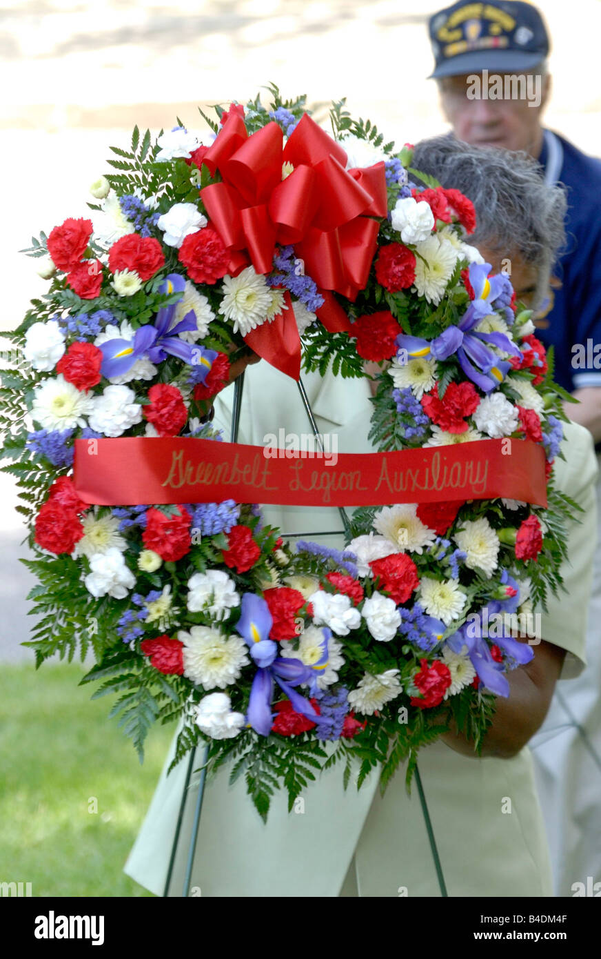 ein Kranz ist an einem Kriegerdenkmal beim Veteranen Tag Service in Greenbelt Md gelegt. Stockfoto