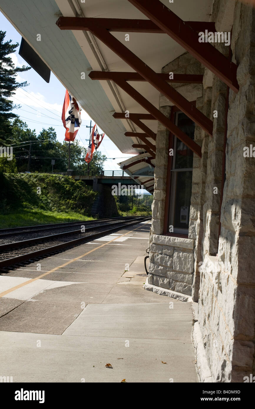Blick auf den Bahnhof und die Schienen auf dem Bahnhof Stockbridge in Stockbridge, Massachusetts Stockfoto