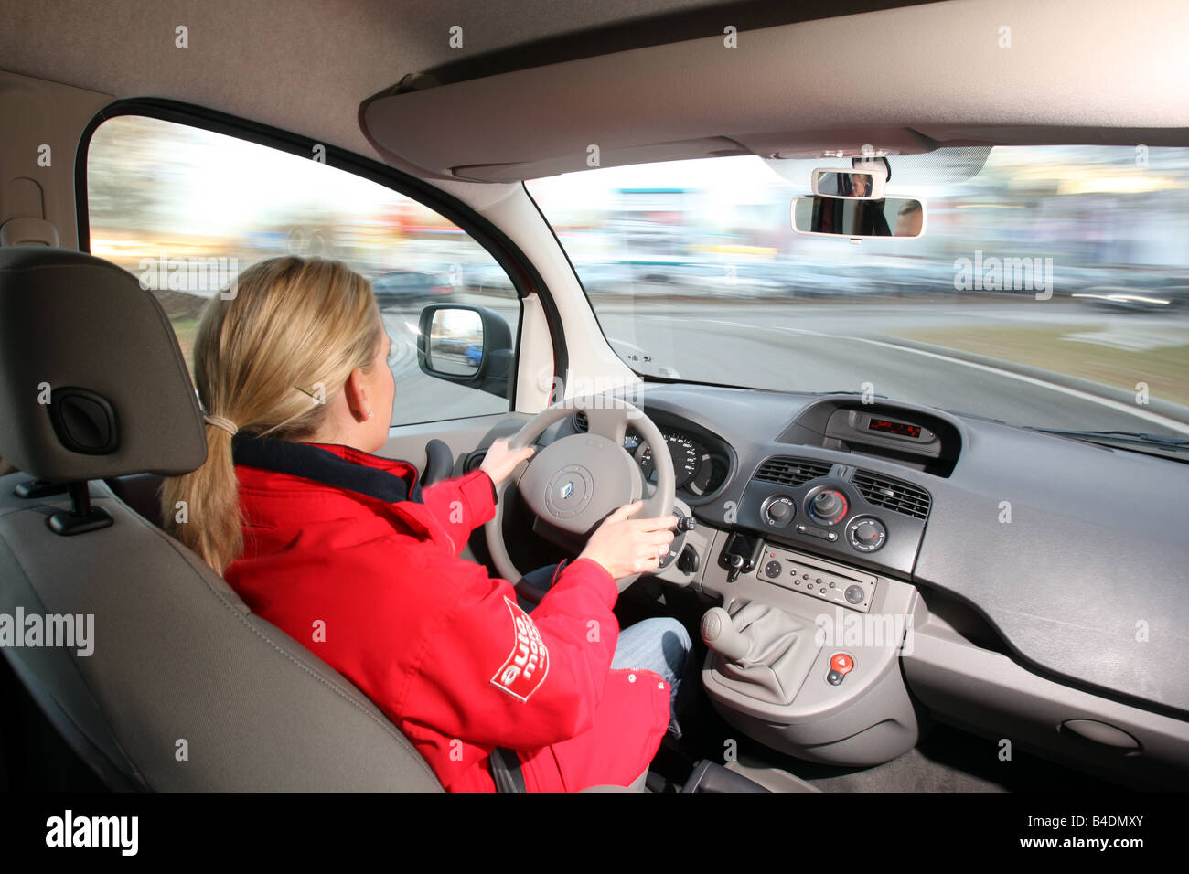 Renault Kangoo 1.6 16V, Jahr 2008-, Rubinrot gefärbt, fahren, Modellstadt, verrissen erschossen, innere Sicht, aus Sicht des Fahrers Stockfoto