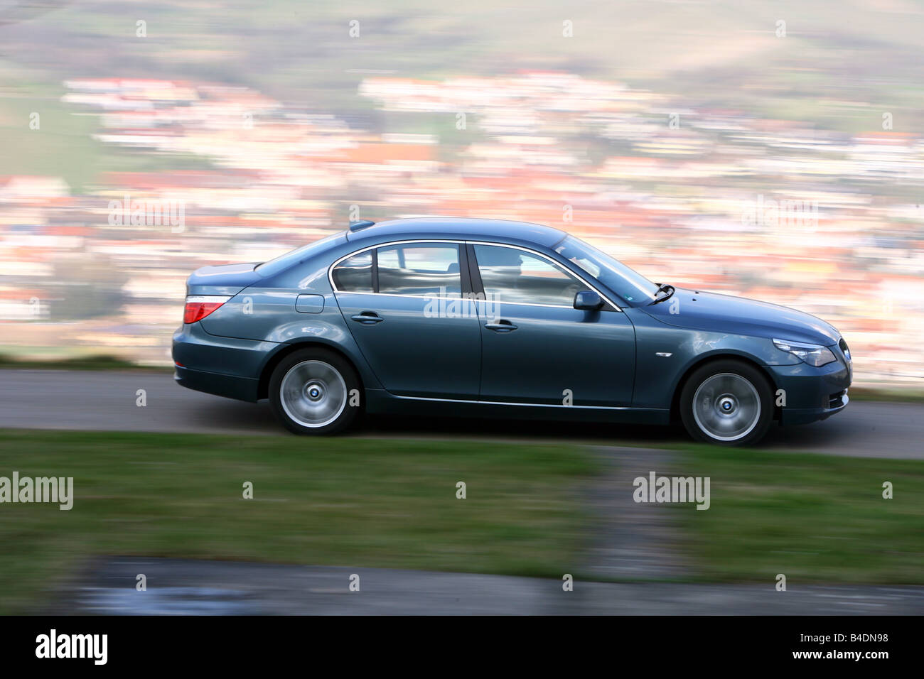 BMW 525d, Bj. 2006-, Anthrazit, fahren, Seitenansicht, Landstraße Stockfoto