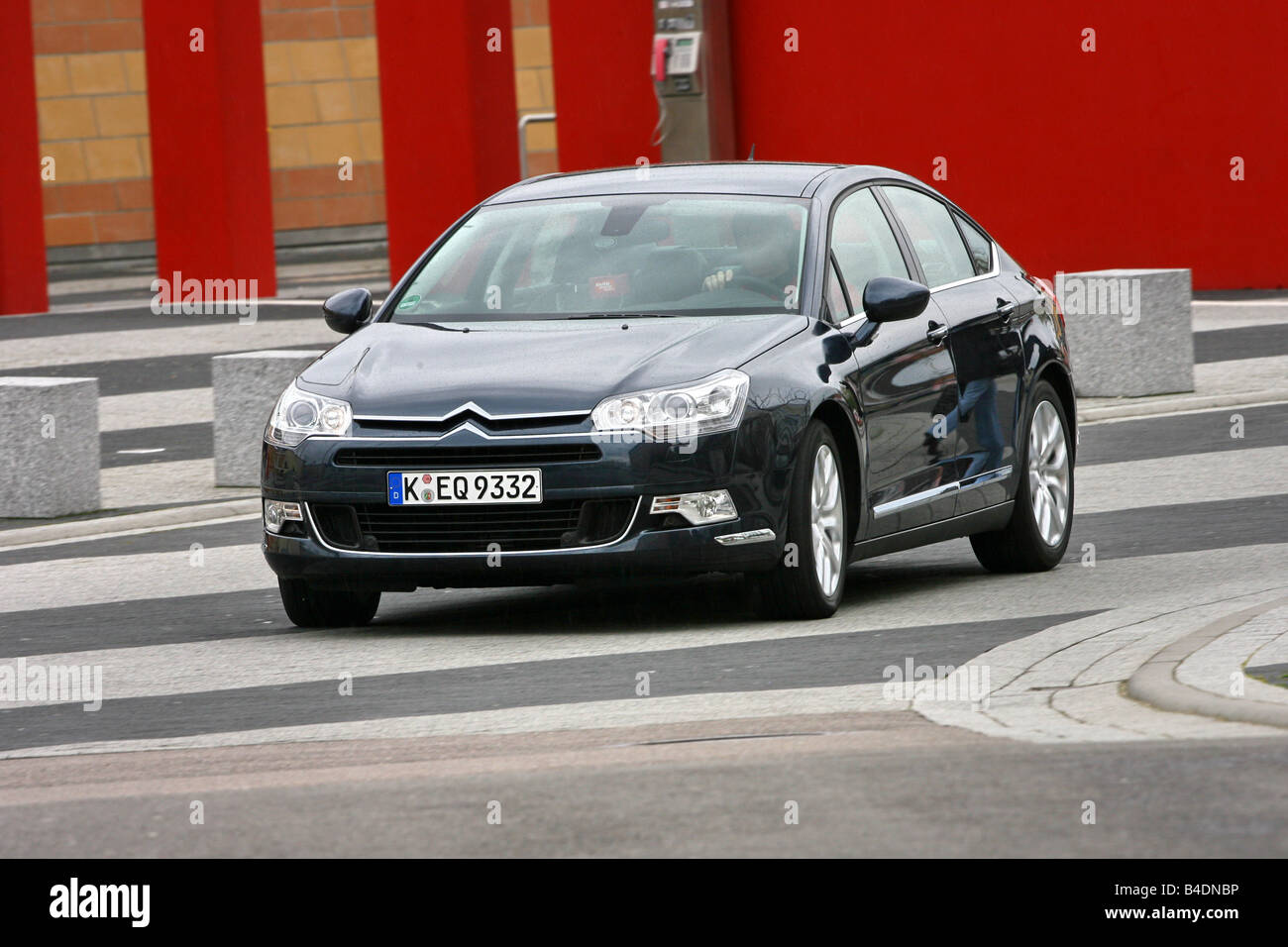 Citroen C5 V6 HDi 205 Biturbo, Modelljahr 2008-Dunkelblue bewegt, schräg von vorne, Vorderansicht, Einfahr-und Prüfstrecke Stockfoto