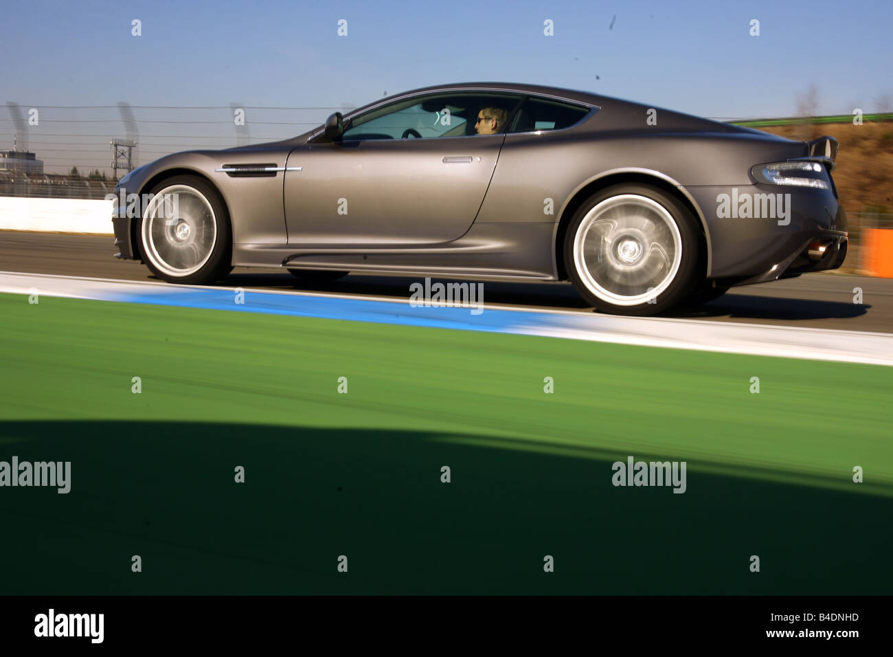 Aston Martin DBS, Bj. 2008-, Anthrazit, treibende, Side View, Einfahr-und Prüfstrecke Stockfoto