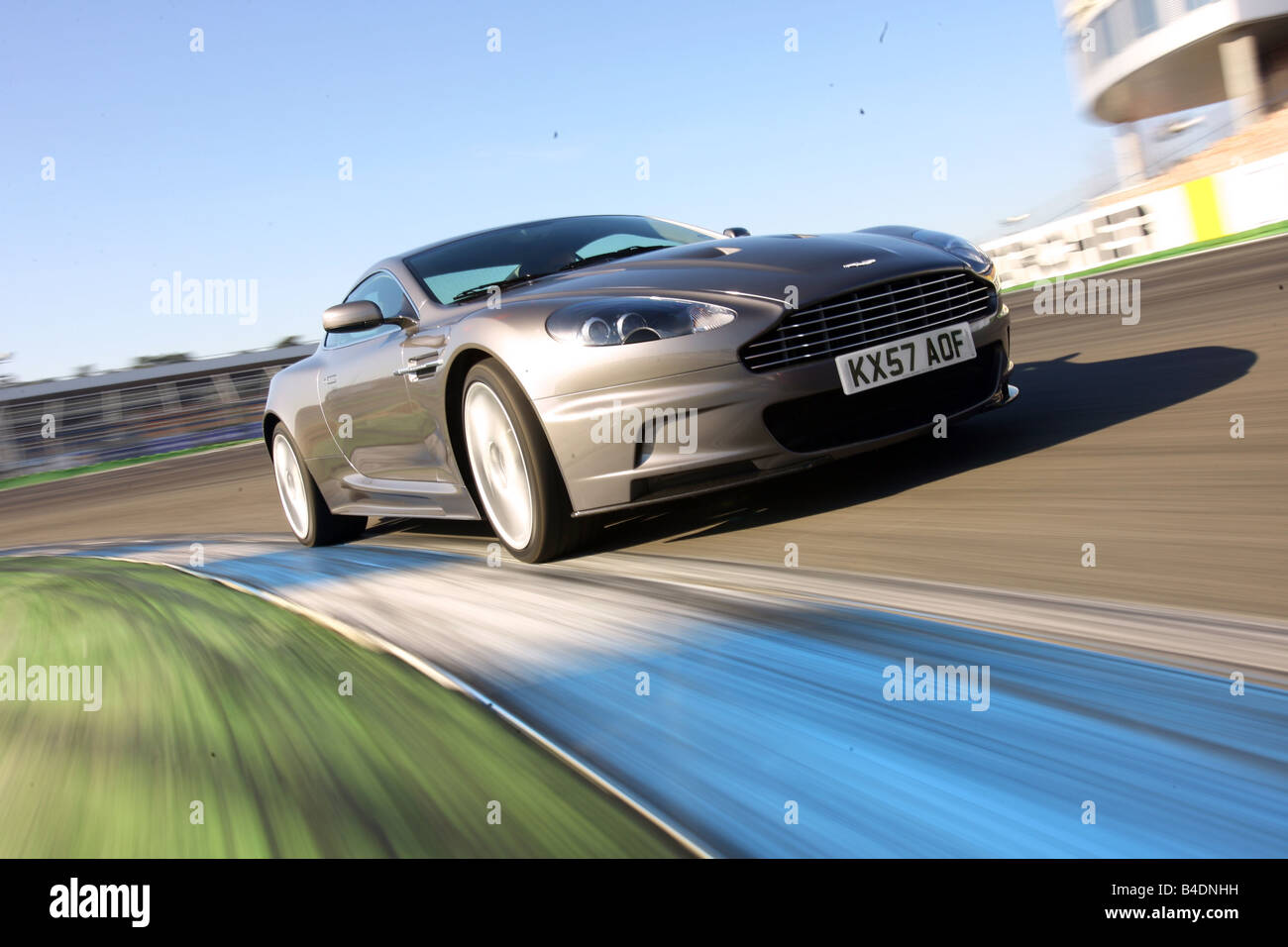 Aston Martin DBS, Modelljahr 2008-Anthrazit, fahren, schräg von vorne, Vorderansicht, Einfahr-und Prüfstrecke Stockfoto