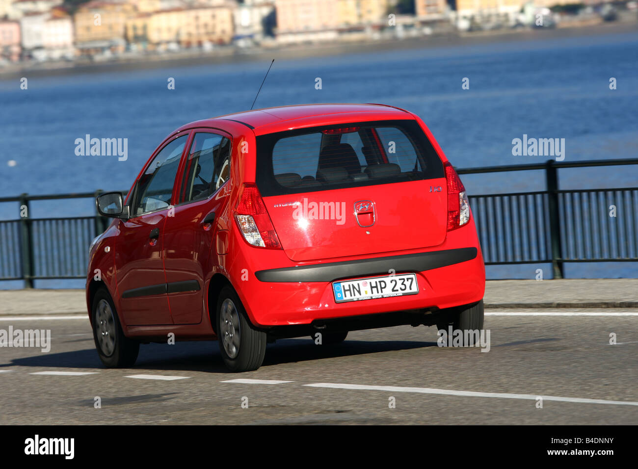 Hyandai i10 1.1 Classic E, Modelljahr 2008-rot, fahren, diagonal von der Rückseite, hintere Ansicht, Landstraße Stockfoto