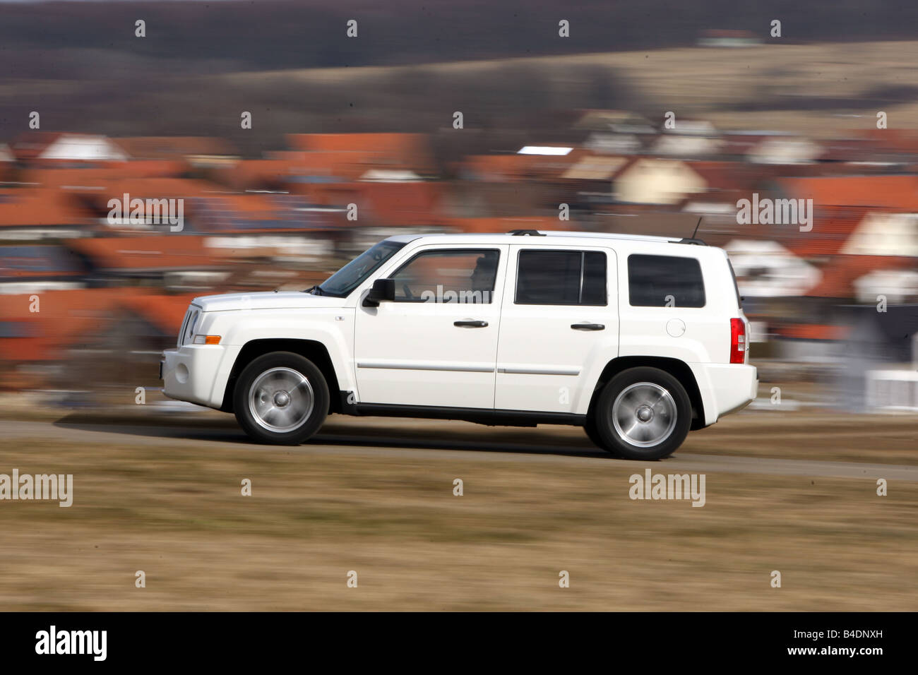 Jeep Patriot, Modell Jahr 2008-, weiß, fahren, Seitenansicht, Landstraße Stockfoto