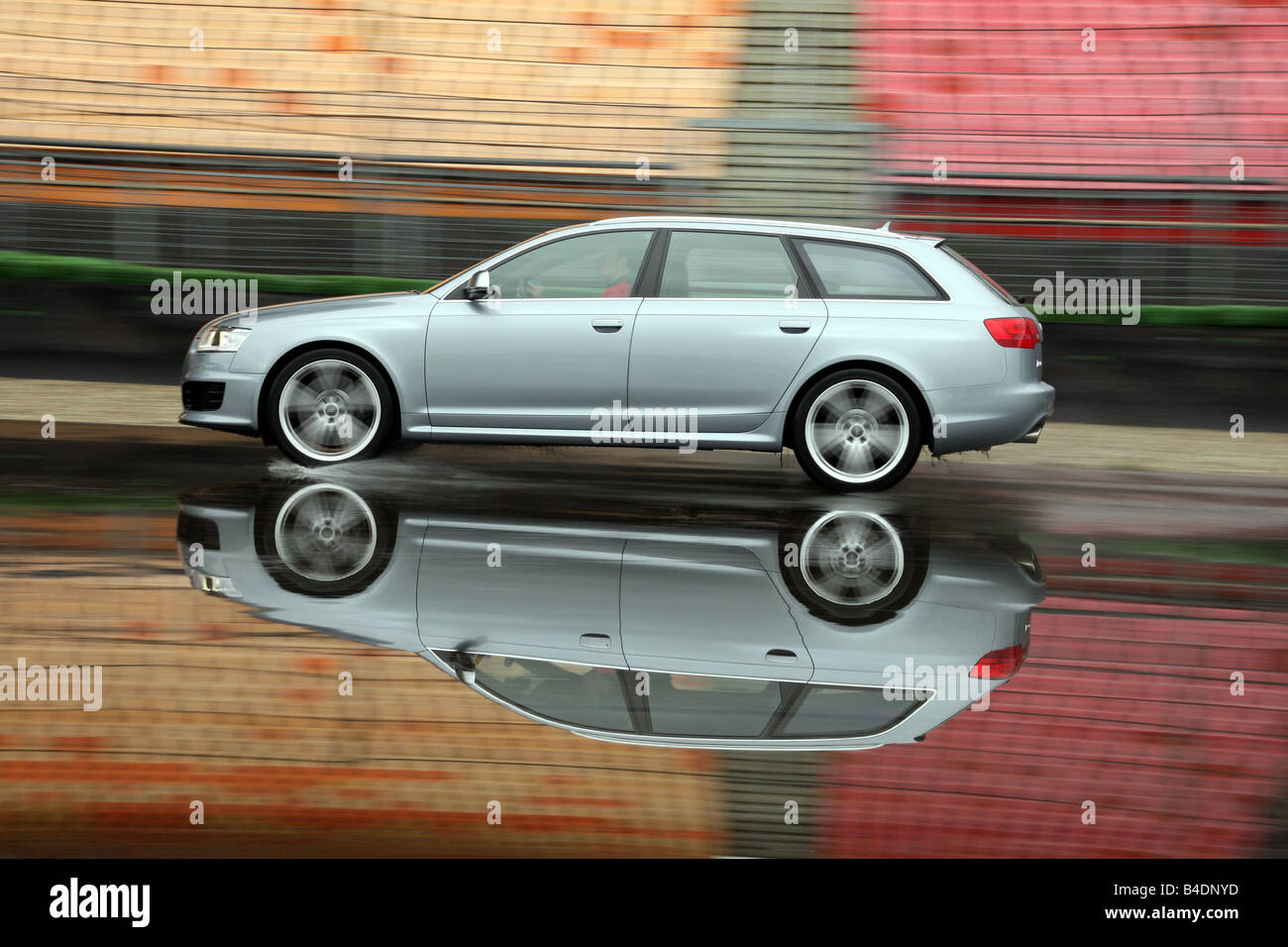 Audi RS6 Avant, Modell Jahr 2008-Silber, fahren, Seitenansicht, Teststrecke Stockfoto
