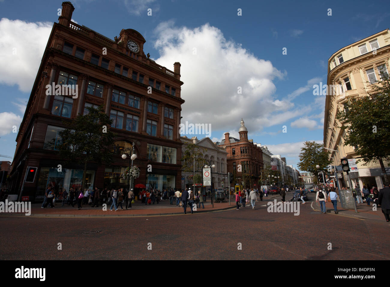 Bankgebäude in Castle Junction und Royal Avenue shopping Bereich Belfast City centre Nordirland Vereinigtes Königreich Stockfoto