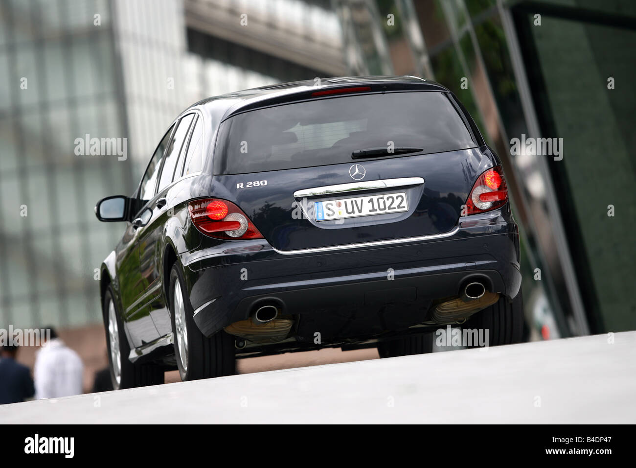 Mercedes R 280, 2005-schwarz, fahren, diagonal von der Rückseite, hintere Ansicht, Stadt Stockfoto