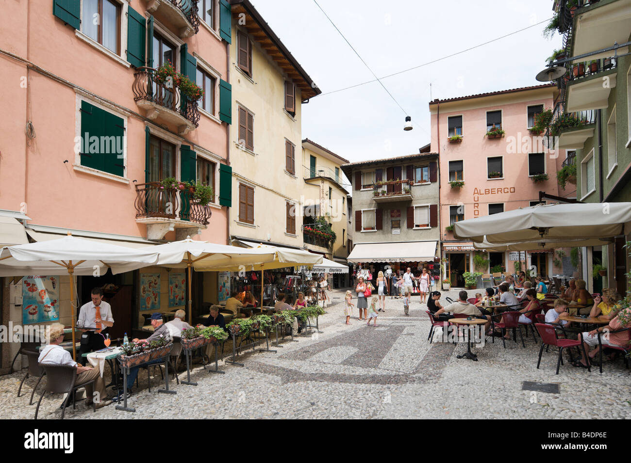 Straßencafés in der Mitte der alten Stadt, Malcesine, Gardasee, Italien Stockfoto