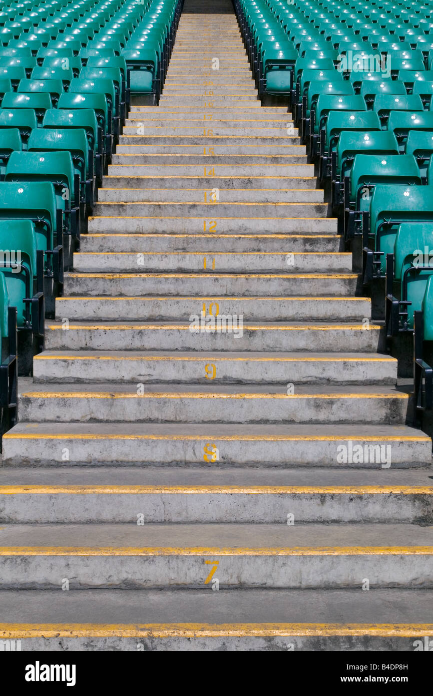 Nummerierten Schritte in einem Sportstadion zwischen den grünen pastic Sitzgelegenheiten Stockfoto