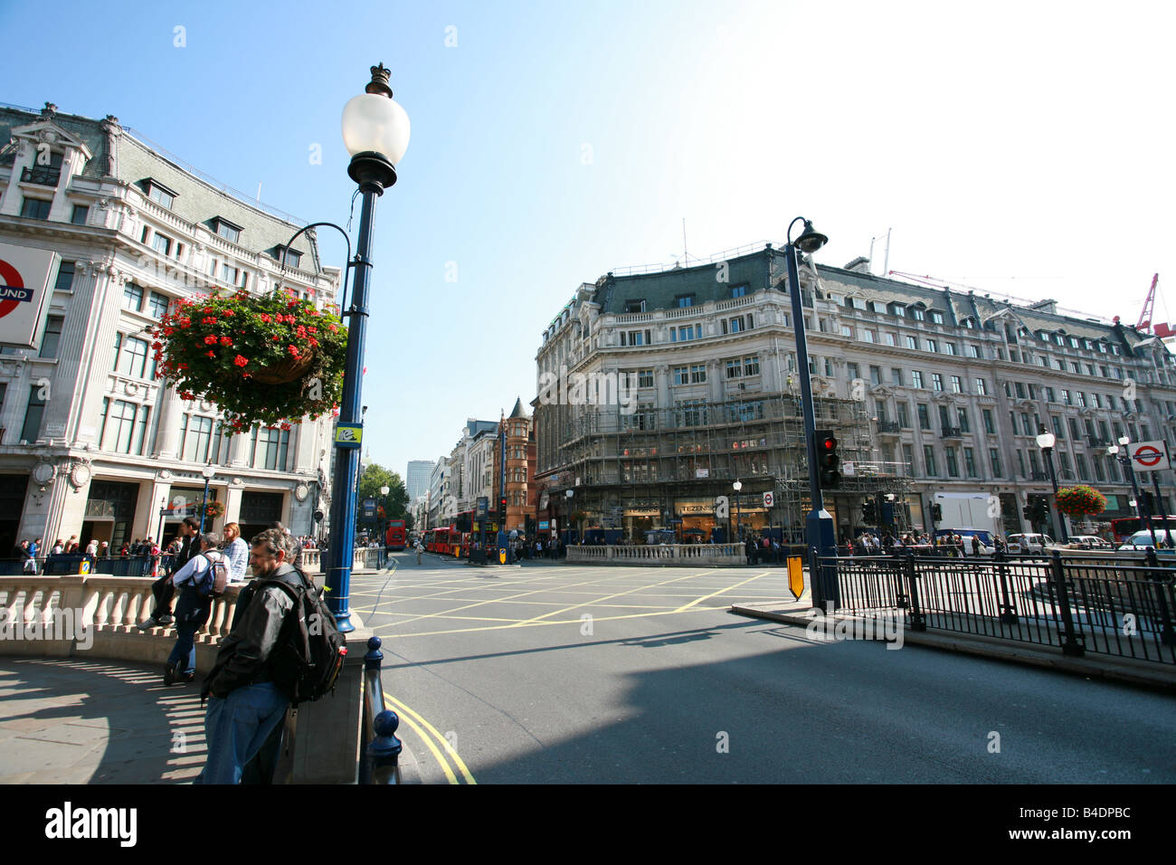 Touristen Einkaufen in Oxford Circus, Oxford Street und Regent Street überqueren, großen London retail shopping Bereich Bezirk UK Stockfoto