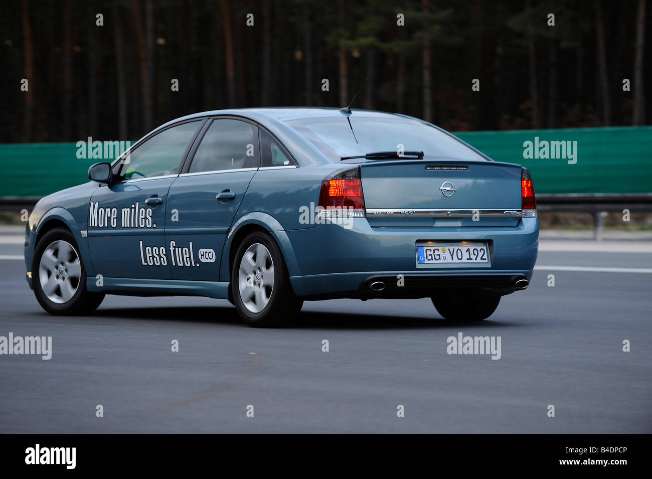 Opel Vectra HCCI, Modelljahr 2008 fahren, diagonal von hinten,  Rückfahrkamera, Teststrecke, HCCI = homogene Verdichtung zu laden ich  Stockfotografie - Alamy