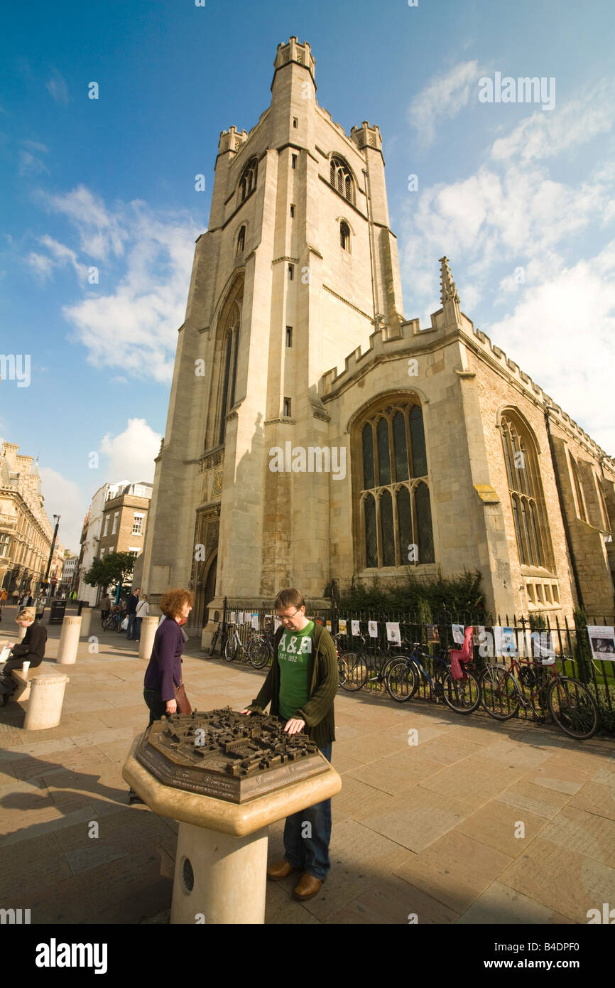 Touristen nutzen Sie die Karte von Cambridge von St. Marys Church, "Kings Parade", Cambridge, England Stockfoto