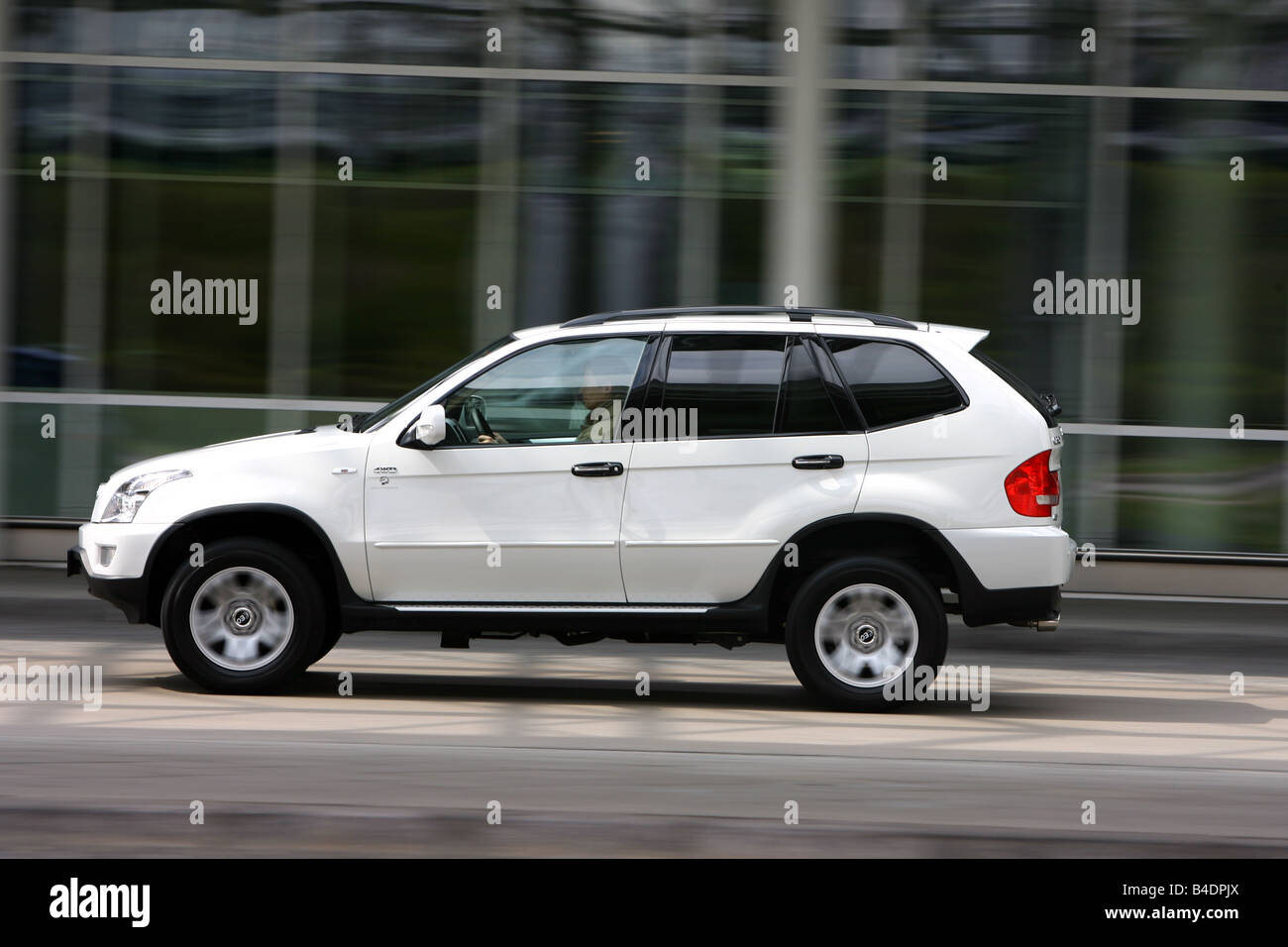 Shuanghuan Ceo, Modell Jahr 2008-, weiß, fahren, Seitenansicht, Stadt Stockfoto