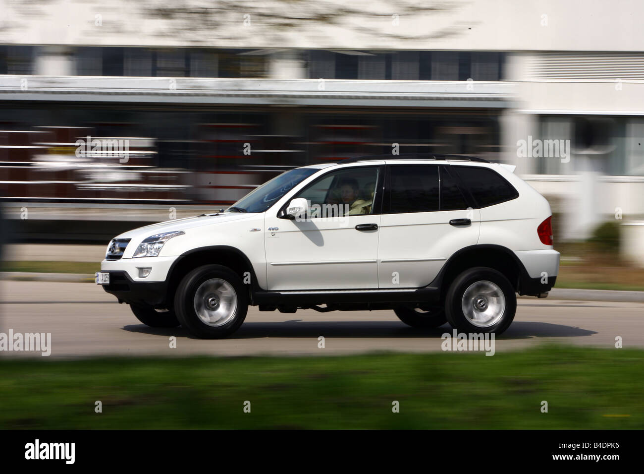 Shuanghuan Ceo, Modell Jahr 2008-, weiß, fahren, Seitenansicht, Stadt Stockfoto