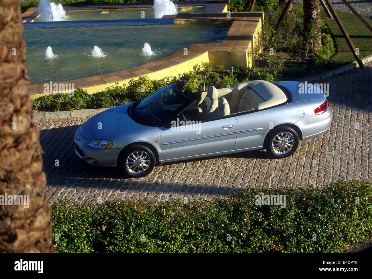 Auto, Chrysler Sebring Cabrio, Modell Jahr 2001-, Silber, Diagonal von oben, Aufrechterhaltung, Seitenansicht, stehend, oben offen Stockfoto