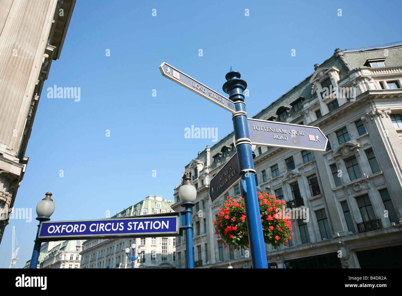 Touristischen Straßenschilder in Oxford Circus Gegend von London zeigen Hauptgrenzsteine Tottenham Court Road und Bond Street UK Stockfoto